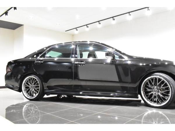 Toyota Crown 2.5 Sports Navigation Package New Black Leather Seat Covers / All-New Full Water Tank Capacity For The Car / All-New 20-Inch Tires And Wheels / All-New Aerodynamics / All-New LED Fog Lig
