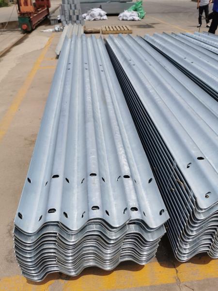 Q235 Q345 Galvanized W Beam Thrie Beam Traffic Barrier for Highway Construction