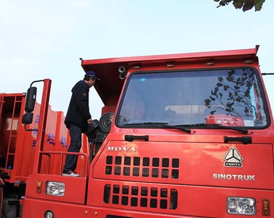 One Sleeper Cabin Sinotruk Tipper Truck , Howo Quarry Dump Truck 33cbm Capacity