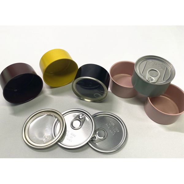 Контейнер из оловянной пластины, упакованный для кормления собак, кошек или других животных