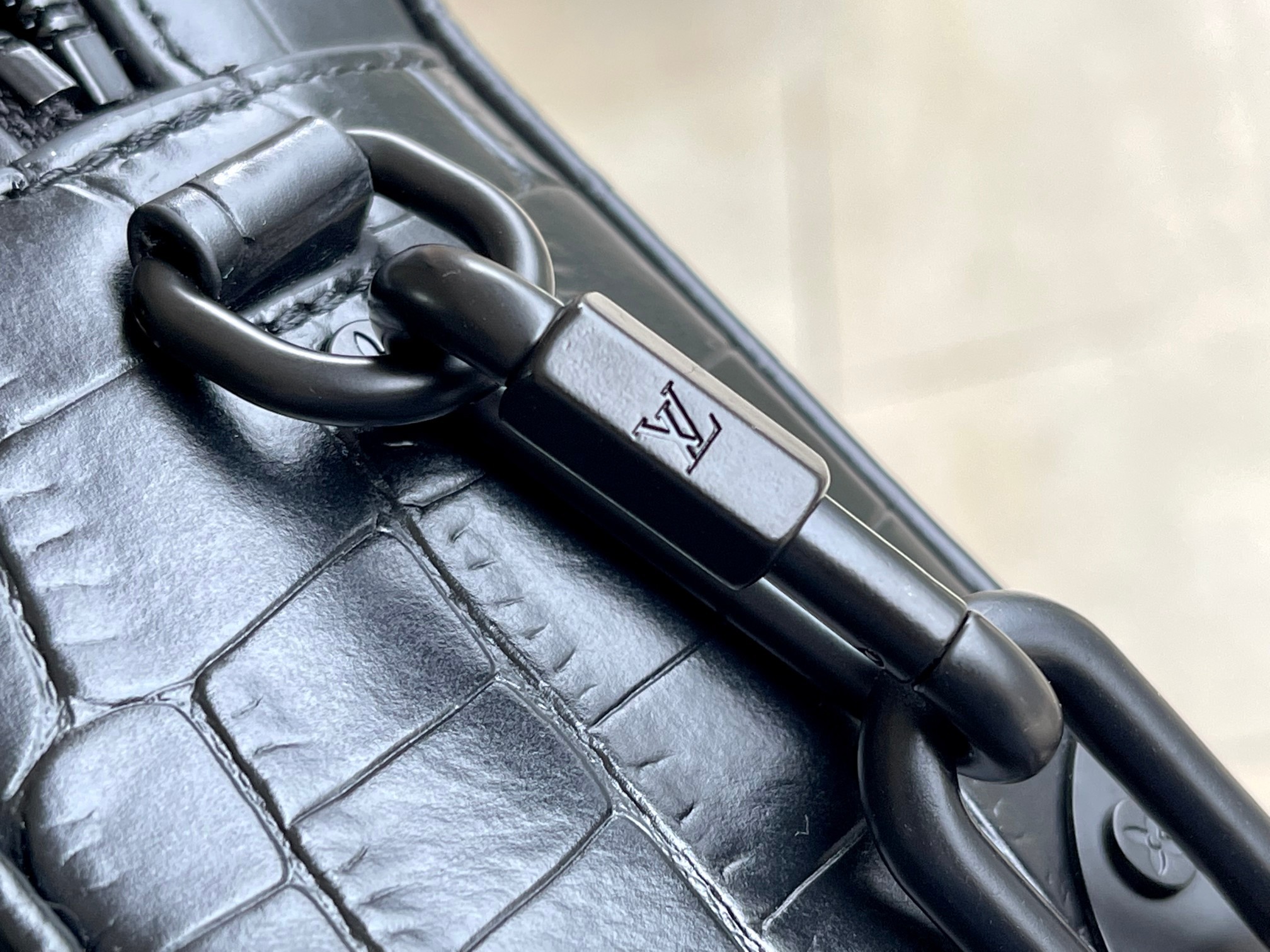 Лакированная кожа мягкого хобота Louis Vuitton LV черноты штейна Crocodilien мини небольшая