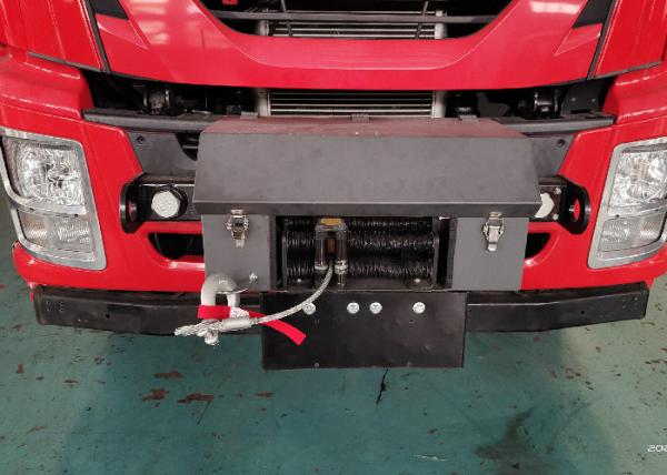 4x2 conduzem seis sapadores-bombeiros salvam o carro de bombeiros com guindaste e o guincho poderosos