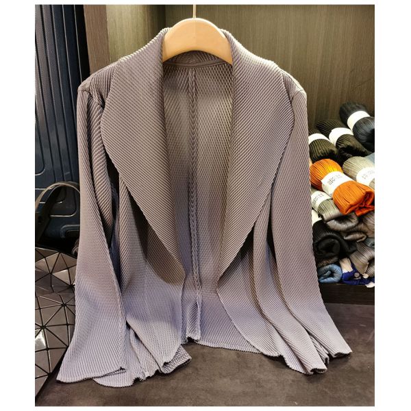 Spring 2025 Women's Solid Color Lapel Long Sleeved Pleated Women's Long Coat