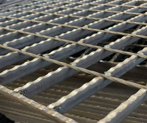 Hot DIP Galvanized Steel Grating with Serrated Style and Customizable Sizes for Industrial Platforms