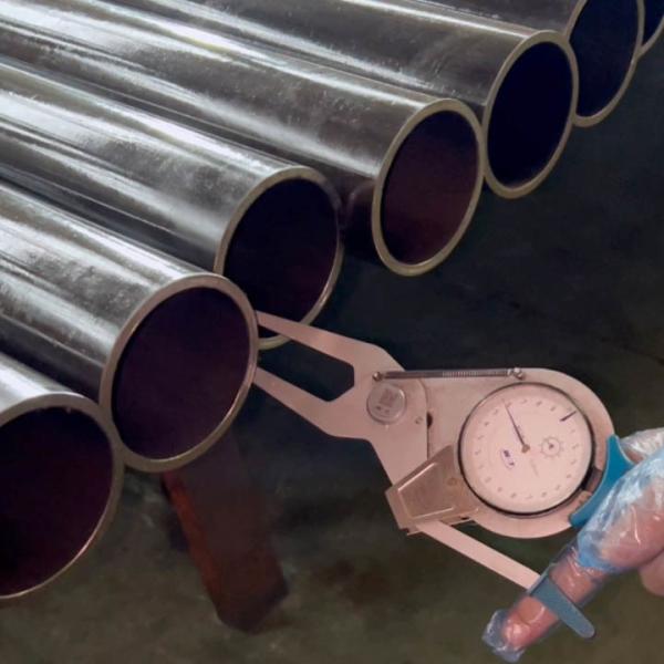 Pipe de forage de puits de pétrole AISI 4130 Pipe en acier allié sans soudure pour l' application de boîtier