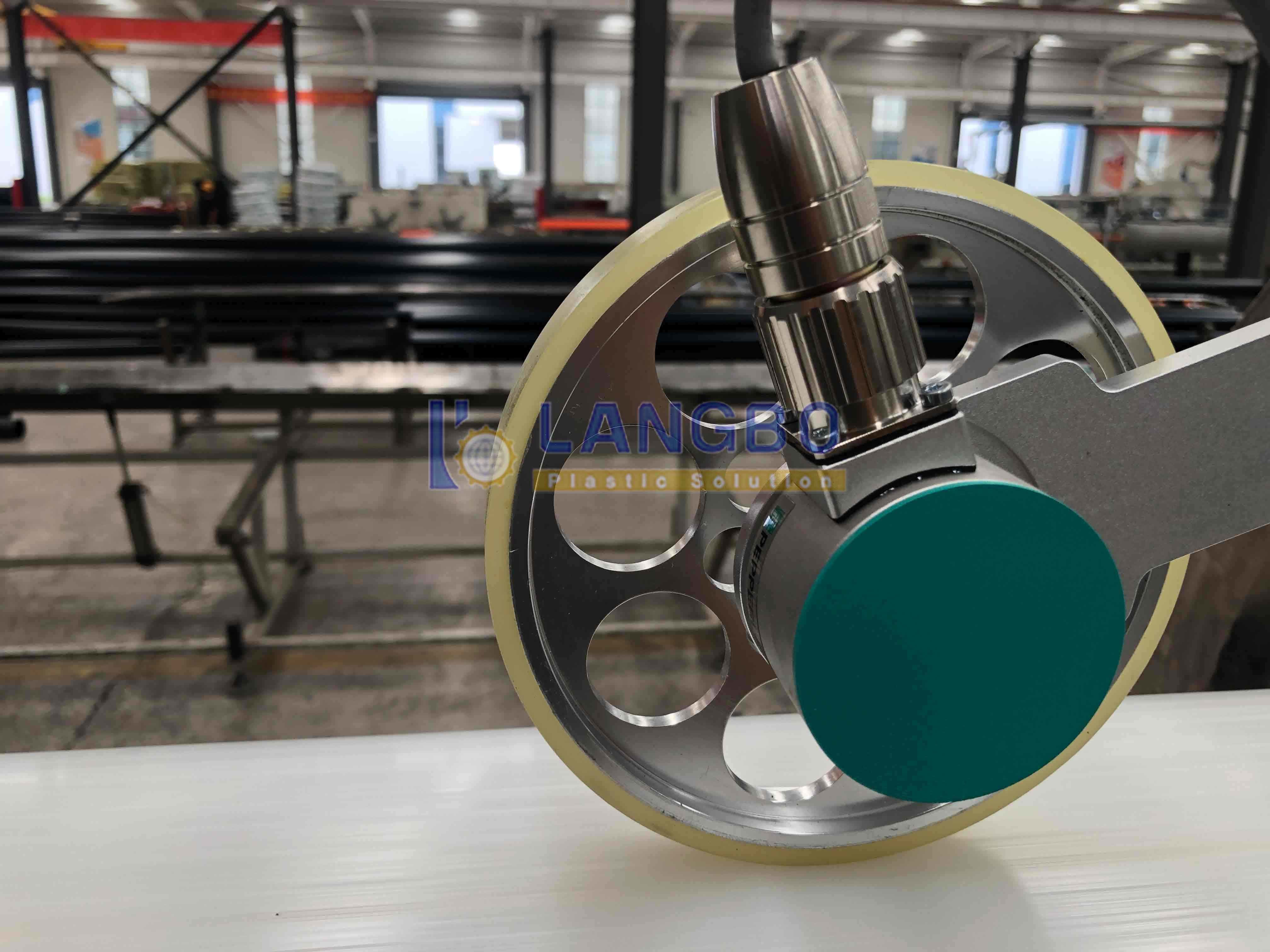 PE Pipe Extrusion Line Equipped With Advanced Extruder Screw And Barrel To Improve Melting Efficiency And Pipe Surface