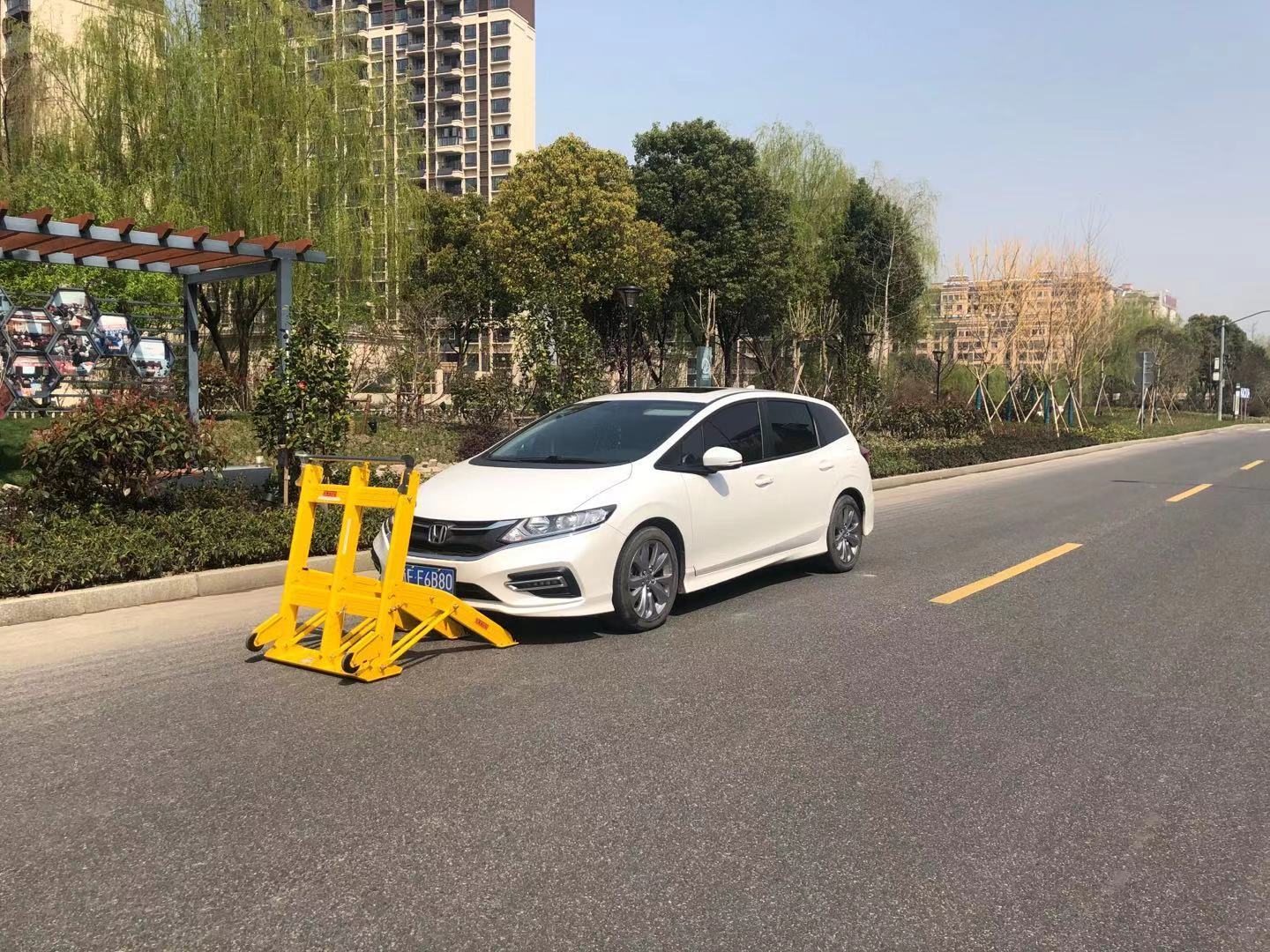 25kg Lightweight Foldable Anti Ram Vehicle Barrier with High-Visibility Engineering Yellow for Traffic Safety