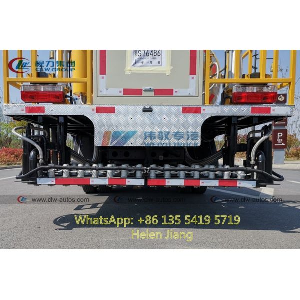 Dongfeng 4x2 6 roule le camion de distributeur du bitume 5000L