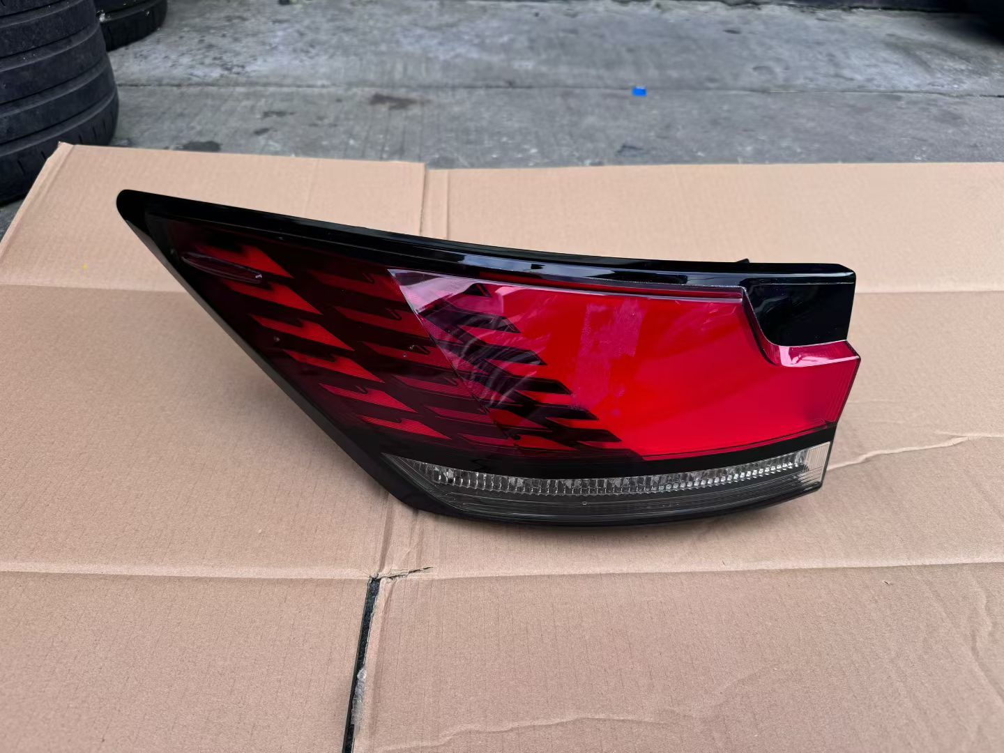 Genuine Used 2025 Lexus RX200 / RX300 Rear Tail Light Assembly Set of 3 (Left + Right + Full-Width Center Light Bar)
