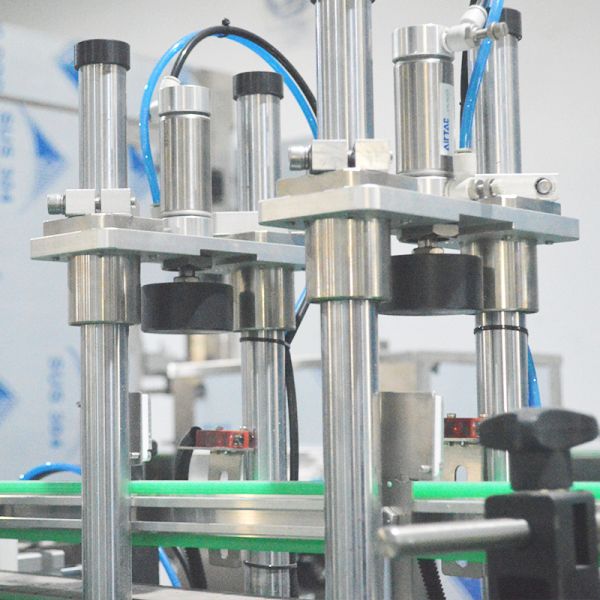 16 головные бутылки для ухода за кожей Перистальтический насос Заполнительная машина Производственная линия для выпуска