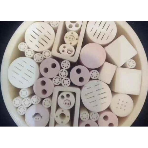 20 KV/mm Breakdown Voltage Al2O3 Ceramic with Thermal Expansion 7.2 X 10-6/K and Dielectric Constant 9.6