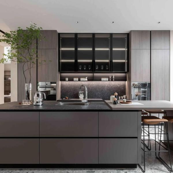 Wholesale Modern Kitchen Cabinets Water-Resistant Custom Solid Wood Lacquer Kitchen Cabinet