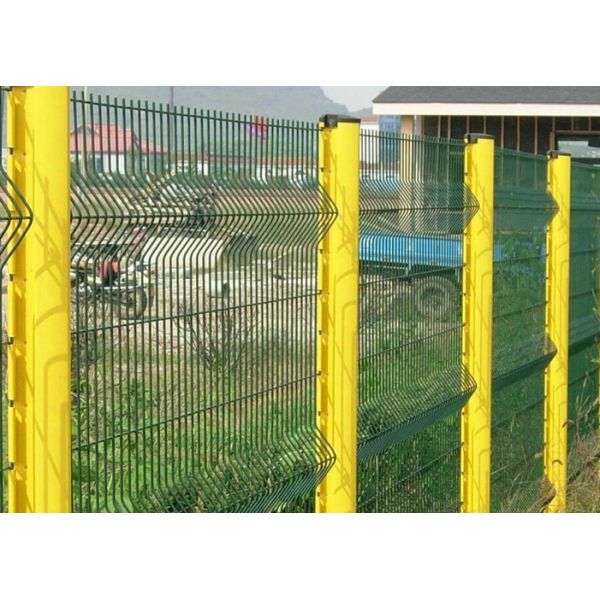 Bend Triangle Wire Mesh Garden Fence Security Heat Resistance With 40x60x1.5 Post Size