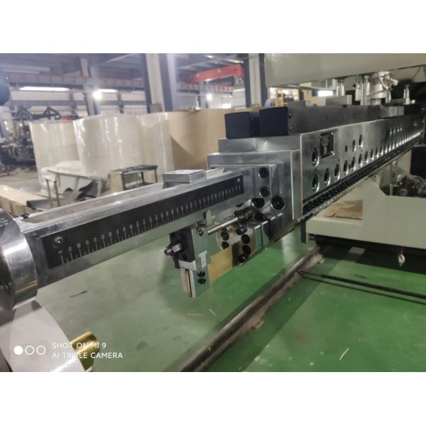 NonwovenおよびPPの生地の薄板になる機械