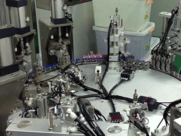 ISO と GMP に準拠する非PVC インフュージョンキャップと注射口のための医療製品組立機械