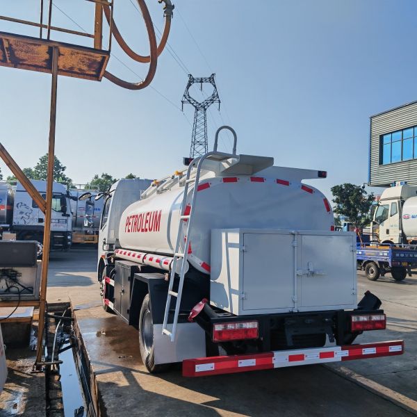 Camión cisterna dispensador de combustible mini RHD Dongfeng Captain C