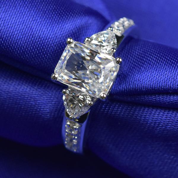 Customized  Moissanite Diamond Rings Emerald Cutting 2cts With White Color