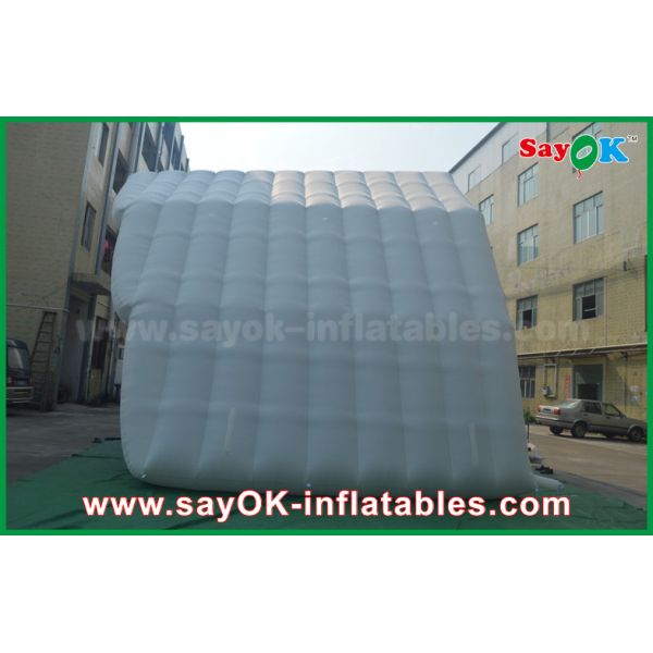 На открытом воздухе располагаясь лагерем шатер дома для детей прокладывает тоннель партия выходных шатра