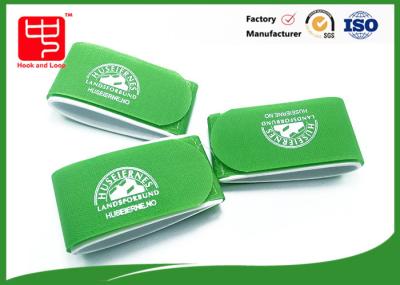 O costume imprimiu a correia do esqui de Velcro do logotipo, o gancho forte e o laço para caminhar
