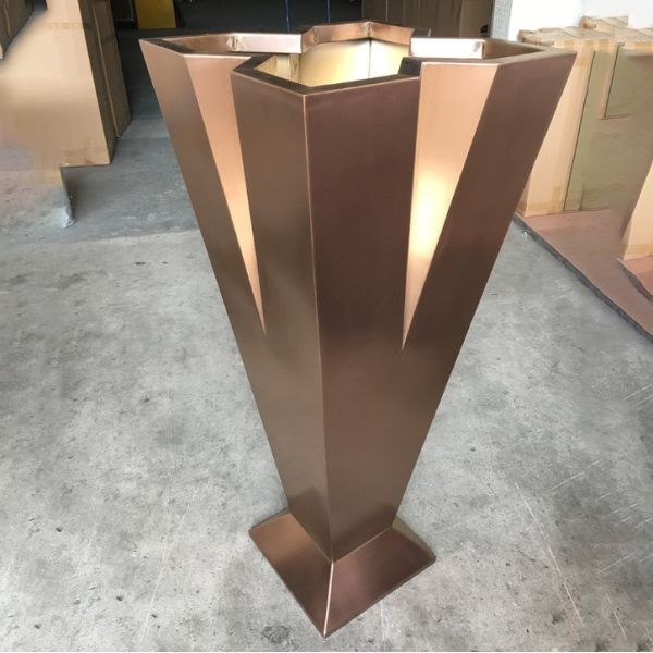 Крытым декоративным бак металла меди плантатора цветка выбитый утюгом