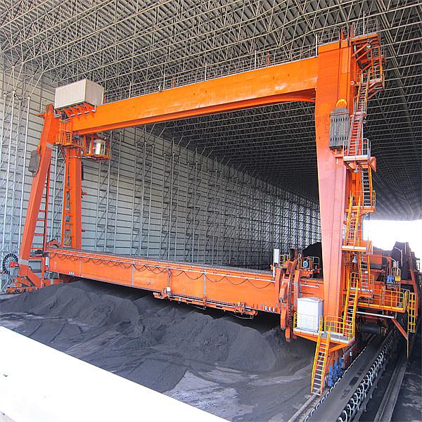 Tipo Reclaimer do pórtico do empilhador da roda da cubeta para o curral longitudinal do baixo espaço