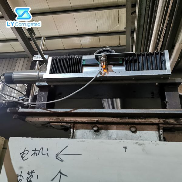 Система управления напряжения сети хлопчатобумажного приводного ремня для обкладчика рифленой машины двойного