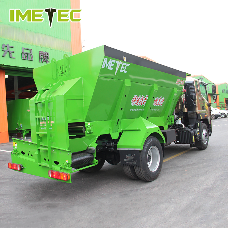Cubicle Manure Bedding Spreader Sand Rice Husk Fermented Truck For Dairy Farm