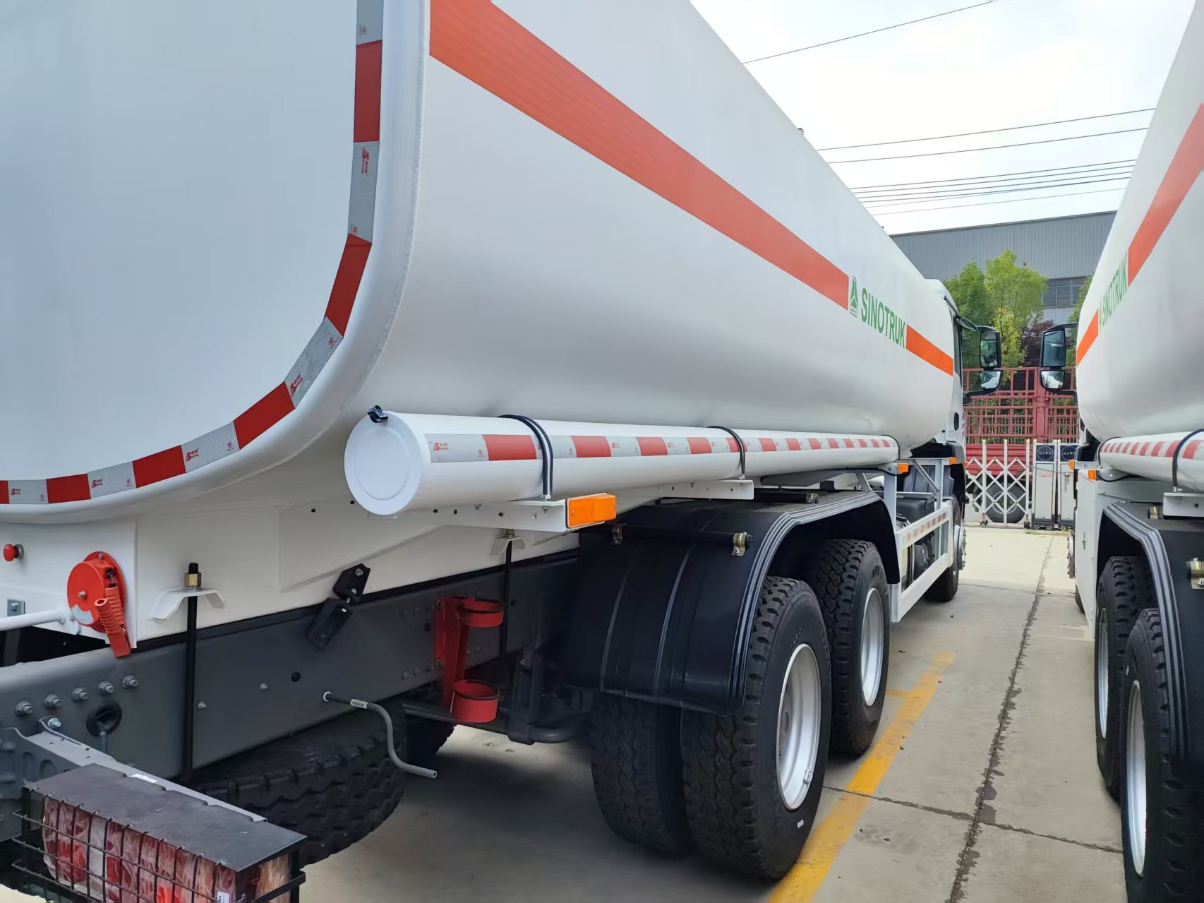 White HOWO TX 6×4 Fuel Transport Truck 336HP | 25CBM Fuel Tank, Stable Transport Performance