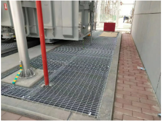 Steel Plate Floor Grating Non-Slip Stair Tread Grid/Drainage Ditch Cover Plate Heavy Duty Grating Trench Drain Cover/