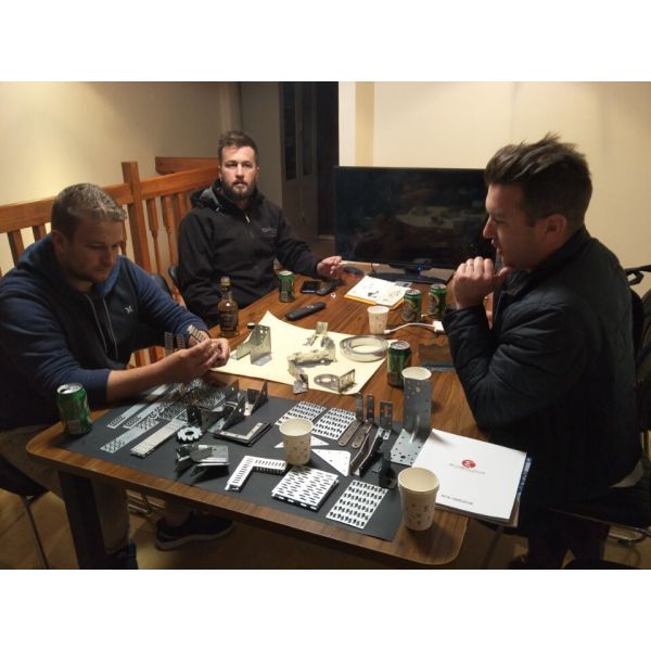 Черная промышленная железная труба Настенная одежда Рельсовый пальто Полотенце Хранилище Винтажная стойка Ткань вешалка Поставка