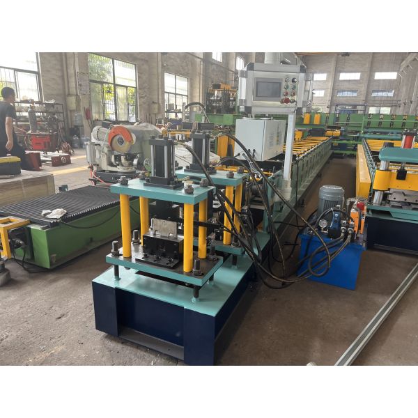 Доски загородки обшивают панелями крен формируя оборудование 0.45mm красят покрашенный стальной металл для дома