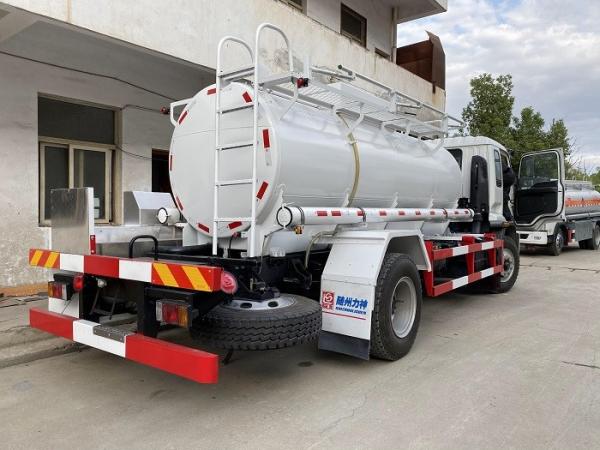 China 7cbm/7m3/7,000Liters Isuzu Tank Vehicles 7 Tons Chemical Liquid Tanker Truck to Djibouti