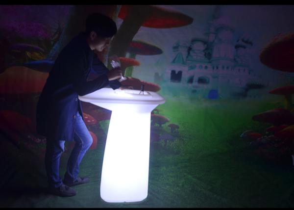 Os partidos conduziram a tabela de cocktail 75 * 60 * 100cm 16 cores com suporte de garrafa