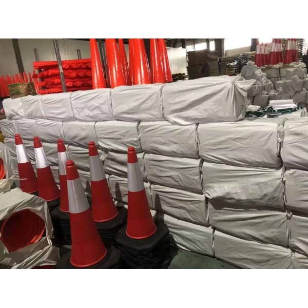 Wholesale 100cm Reflective PE Traffic Cone with Plastic Lifting Ring Roadblock Traffic Warning Product Road Work Cones 50cm 75cm 100cm Traffic Cones Rubber Base PE Traffic Safety Cone