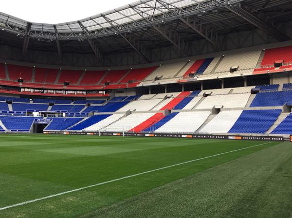 O estádio de futebol exterior conduziu placas de propaganda do perímetro da tela para esportes