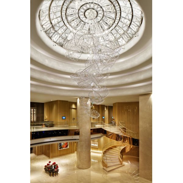 Внутреннее убранство Креативный зал Кристаллы Большие люстры Высокие места