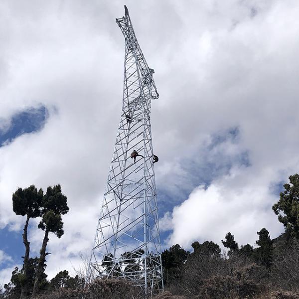 Torre de aço galvanizada de alta tensão equipada com pernas da transmissão da estrutura 4