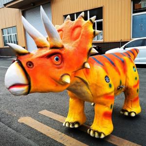Le tricératops réaliste Les dinosaures qui marchent La télécommande réaliste