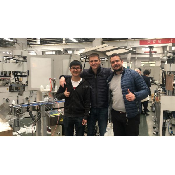 Бутылка полноавтоматическое 380V шампуня машины упаковки пластикового бочонка HDPE кладя в мешки