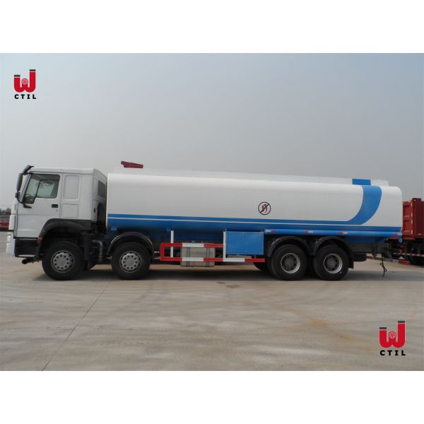 Sinotruk HOWO 8X4 40000L Oil / Fuel Tank Truck WD615.47 Engine