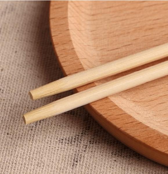 Des baguettes jetables en bambou de qualité alimentaire avec emballage à manches en papier