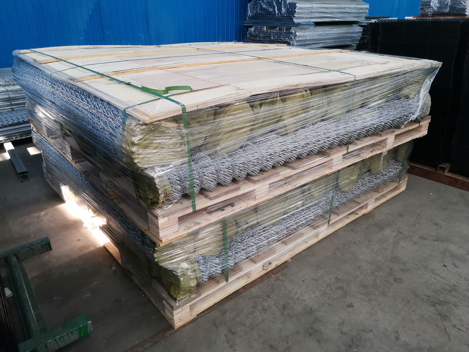 Iron Galvanized Tube 6 Ft Chain Link Fence Black Powder Coated