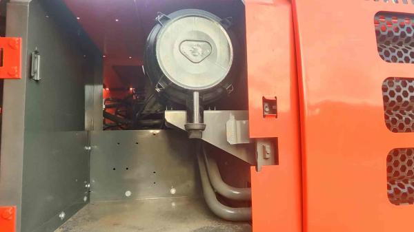 Good condition 19400KG Orange Second-hand Hitachi Excavator Zx200 with  3.4/5.5km/h  Walking Speed