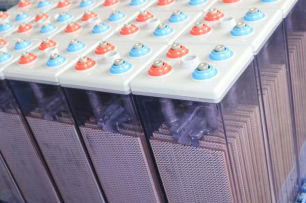 A longa vida 2v 600Ah selou a bateria acidificada ao chumbo livre 47kg da manutenção