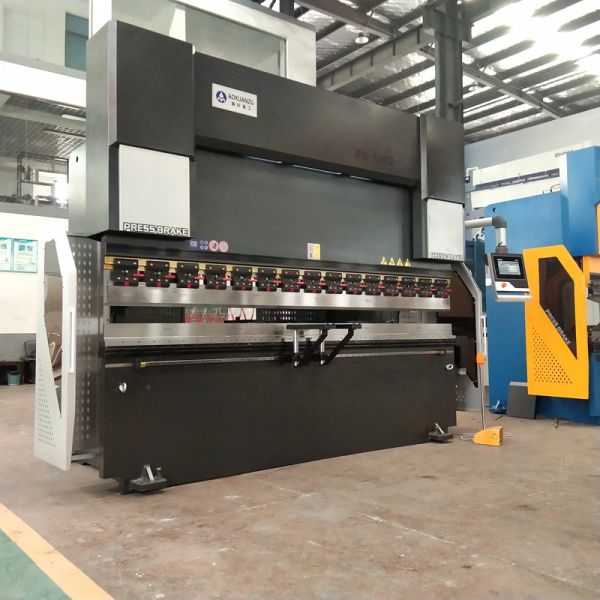 Black 100T 395mm Electro Heavy Duty Hydraulic Press Machine With DA53T