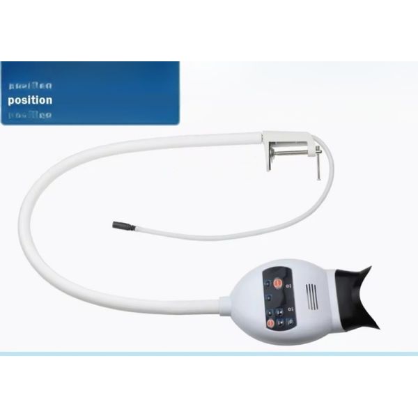 Machine de blanchiment des dents montée sur une chaise dentaire Lumière blanchissante froide lumineuse violette lumineuse