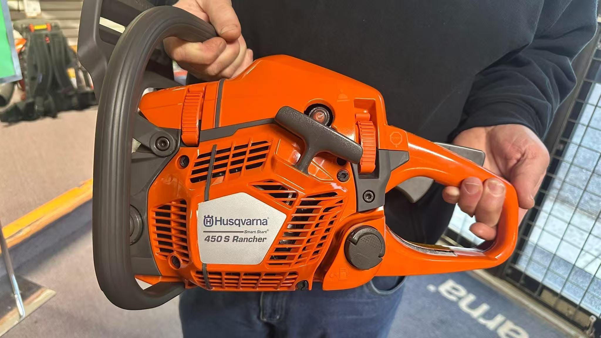 Husqvarna 592 XP 92.7CC 5.6KW Professional Gasoline Chainsaw 24 Inch Heavy Duty Petrol Chain Saw for Forestry Logging and Wood Cutting
