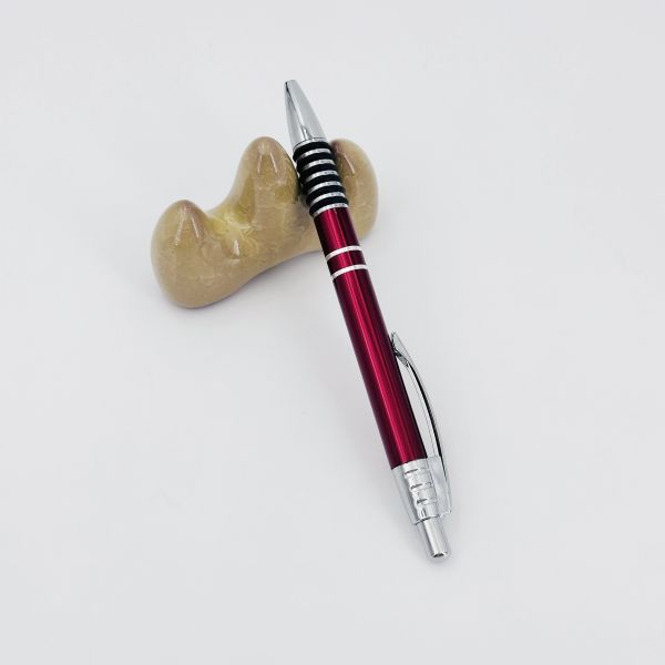 Un stylo à bille classique en aluminium antidérapant avec logo d'impression