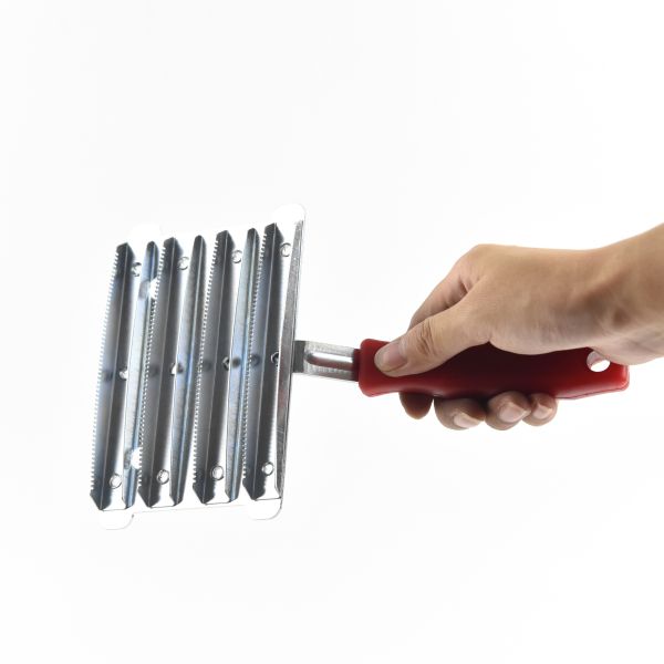 23*14 cm Metal Curry Comb Plastic Handle For Horse Body Sweat Cleaning