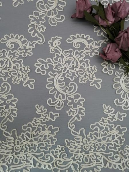 O bordado poli do marfim faz crochê a tela do laço para o vestido da menina